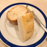 Cafe Crispy - お肉料理の前に追加のパンが運ばれてきます✨これにはビックリ( ﾟДﾟ)