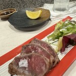 最強鮨居酒屋 やまのや - 4. 和牛のタタキ