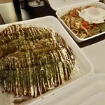 地獄谷冥土バー - 近くのお店から持ってきてくれたお好み焼きと焼きそば