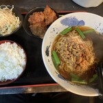 Ajia Dainingu Musou - 麺セット590円　唐揚げも3個