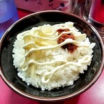 家系ラーメン とらきち家 - ライスに無限ニンニク、刻み生姜、マヨネーズをトッピング