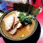 家系ラーメン とらきち家 - ことちゃんラーメン＋雨の日チャーシュー1枚サービス。
