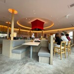 てんぷら 一代 - 日曜14時頃入り口からの様子。ほぼ満席。すぐ通してもらえ30分後には退店できた。