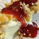 てんぷら 一代 - アイスクリームの天ぷらバニラ味¥418内　熱々と冷や冷や、苺ソース、カリカリ蕎麦の実。次回はほうじ茶味を食べたい