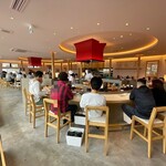 てんぷら 一代 - 日曜14時頃入り口からの様子。ほぼ満席。すぐ通してもらえ30分後には退店できた。