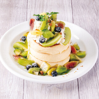 Available from 4/10 to 4/30 only: "Three kinds of fresh kiwi pancakes"