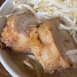 わいるどラーメン ごんぞう 日本本店 - 迫力があるチャーシュー