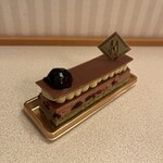 PATISSERIE MAISON de KITAGAWA CHOCOLATERIE - アマレナ･ピスターシュ。サクサククリスピーな生地にアマレナチェリー入りのクリーム、ピスタチオクリームを重ねた大人の濃厚なショコラスイーツ♥️