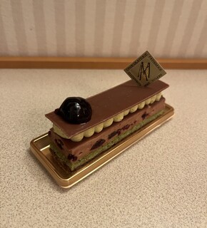 PATISSERIE MAISON de KITAGAWA CHOCOLATERIE - アマレナ･ピスターシュ。サクサククリスピーな生地にアマレナチェリー入りのクリーム、ピスタチオクリームを重ねた大人の濃厚なショコラスイーツ♥️