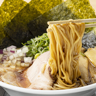 製麺所から仕入れるこだわり麺◆シーズンごとに違った味わいも！