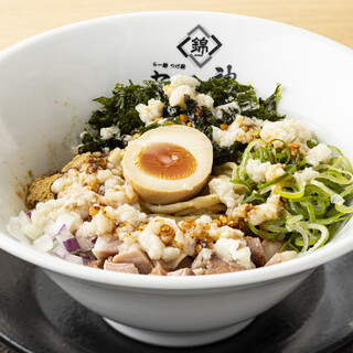 じっくり煮込んだ豚骨スープは味変も！ワイルドな「まぜそば」