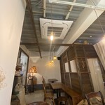 シズク コーヒー ロースター - 天井にはカーテンレールが、仕切って個室のように使えるのかな？配慮行き届いています。