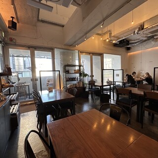 The natural oak table and the spacious atrium are extremely comfortable☆