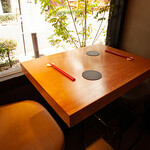 茅場町食堂 History by moto since 2010 - 外を眺めながらの2名様テーブル