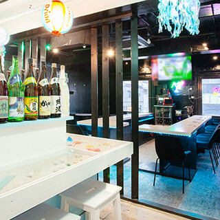 车站附近冲绳咖啡厅风格或成人酒吧风格，可根据心情选择吧台座位