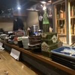 Atemaki Kijuurou - 大きな日本酒用の冷蔵庫のあるオープンキッチンと
                        コの字型カウンター18席のみの店内。