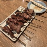 もつ焼き 大統領 - 食べちゃいましたが手前から上タン、タン、レバー