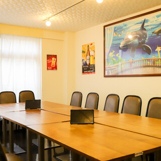 2フロアにまたがる広々店内は、完全個室も備えたゆったり空間