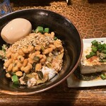 タイニーカフェ - 納豆丼煮卵付き、冷奴
