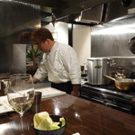 創作串揚 つだ - 一人で料理を作る津田さん