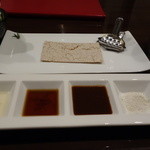 創作串揚 つだ - ブレンドした塩・醤油に、スパイスが効いた素晴らしいソース！