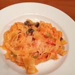 イル バッティクオーレ - 自家製パスタ、フェットチーネ、キノコ・グリンピースのトマトソース