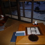 大松家 - テーブル席　外の雪が・・・