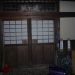 大松家 - 入口　押しのものがいろいろ貼られてます。