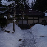 大松家 - 入口前の通路