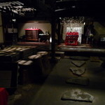 大松家 - 入口を開けるとこんな感じ、奥に進み右手にレジがあり席に案内頂きます。雛人形飾ってありました。