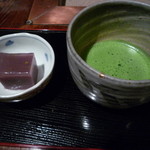 大松家 - サービスの抹茶と羊羹かな・・・羊羹の上の方透明なところは柚子の味と香りが♪