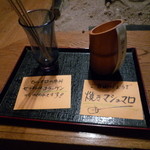 大松家 - 左の串をマシュマロに刺して、使用済の串は右の竹筒へ♪