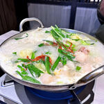 めしや ヒナタ俱楽部 - 二人で話に夢中になっていると、鍋が噴きこぼれそうになっているじゃあ～りませんか（笑）