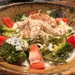 Shinriki - 蒸し鶏とブロッコリーのシーザーサラダ