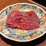 焼肉食べ放題 カルビとタン - 厚切りハラミステーキ