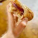 ブーランジェリ･エ･カフェ　オブジェ - イベリコ豚とベーコンとゴーダチーズ♡固めのハード生地のパンの中に入った大きなイベリコ豚と胡椒が効いたチーズがたまらない…！♡噛めば噛むほど旨味が溢れてくるパンです♡美味