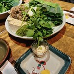 鄙いまとみ - 鴨鍋の野菜とつきだし