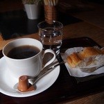 うかい屋 - コーヒーと暖かいパイ（さつま芋＆りんご）
