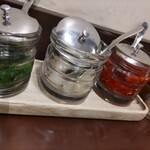 プティフ・ア・ラ・カンパーニュ - 各テーブルに置かれた薬味。緑のはお漬物のような感じでした。