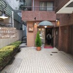 プティフ・ア・ラ・カンパーニュ - お店の入口です。やや古いマンションの1Fに入ってます。店内は、割と奥行きがあります。