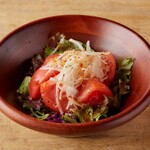 大衆酒場 まる煮 - 【丸ごとトマトのリコピンサラダ】