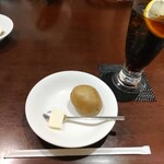 プティフ・ア・ラ・カンパーニュ - これも、このお店の名物と言えるのではないでしょうか。ふかしたじゃがいもで、バターを付けて食べるととても美味しいんです！カレーと共に付いてきます。確か神保町にも、こうやって出すお店ありましたね。