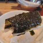 鉄板酒場 食炒音 - サービスライスで海苔巻き♪