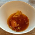 Mezombarusakku - スープは、目の前で注いでくれる。チョリソーが味わい深い