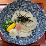 釜揚げうどん たまり - 令和6年4月 ランチタイム(11:00〜14:00)
            おろしぶっかけうどん冷 税込550円
            麺大盛り1.5倍無料サービス