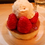 ２０１４/２　練乳ミルクの白に練乳アイス別に￥１００追加注文のせて生クリームで食べるマル秘オプションで！！