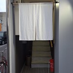 創作ダイニング やま - 一階の入り口には暖簾が掛かる。