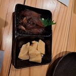 創作ダイニング やま - この日のお通し。「蛍烏賊の沖漬」「筍の土佐煮」だ。