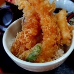 手打ちそば割烹　うた屋 - 軽めに揚がった天丼は汁だく