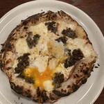 Pizzeria fabbrica 1090 - ビスマルク　周りの黒いのはトリュフペースト　良い香りが漂ってきます♪